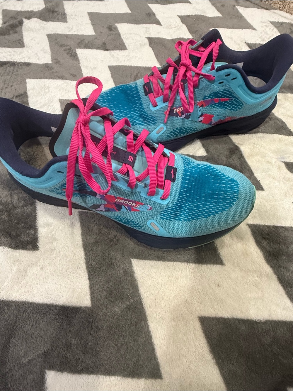 Brooks Women's Launch 9 Running Shoes with Pink Laces